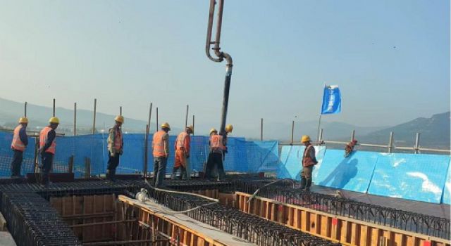 濟微一標雙泉樞紐CK0+729.2C匝道橋第四聯(lián)現(xiàn)澆箱梁底腹板順利澆筑完成