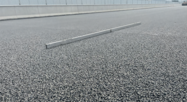 金秋十月，瀝青大面攤鋪正在進行