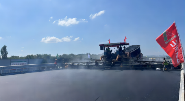 濟廣高速濟菏段改擴建工程施工二標右幅路面攤鋪順利完成