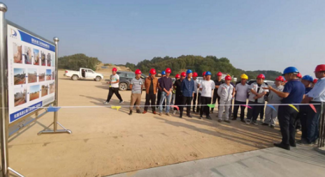 和襄高速駐地二辦組織召開臺(tái)背回填施工工藝現(xiàn)場(chǎng)交流會(huì)