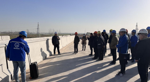 安羅高速豫冀省界至原陽(yáng)段第二總監(jiān)辦組織召開(kāi)防撞護(hù)欄施工現(xiàn)場(chǎng)技術(shù)交底會(huì)