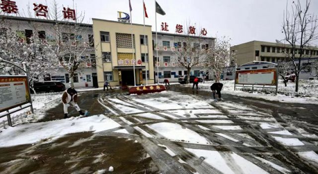 “與你同甘，與雪共舞”濟(jì)微一駐地辦組織掃雪清理活動(dòng)