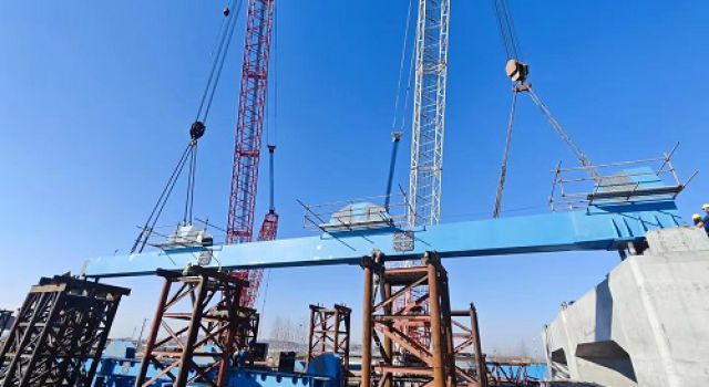 戰(zhàn)嚴(yán)寒、搶進(jìn)度--濟(jì)商高速濟(jì)寧段JSSG2合同段成功架設(shè)首榀大節(jié)段鋼桁梁下弦桿