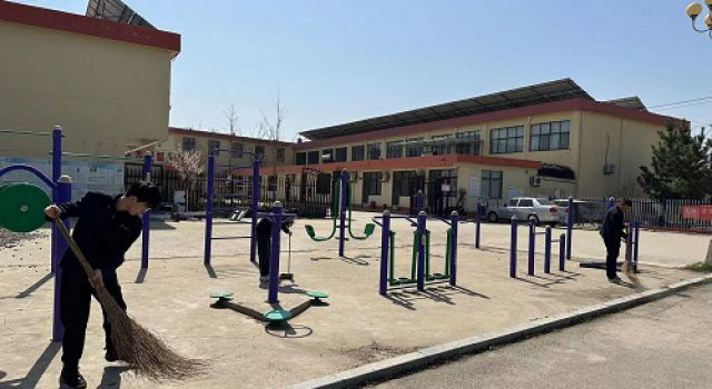 臨臨高速公路第六駐地辦學雷鋒活動----清掃社區(qū)公共區(qū)域，共建美好家園