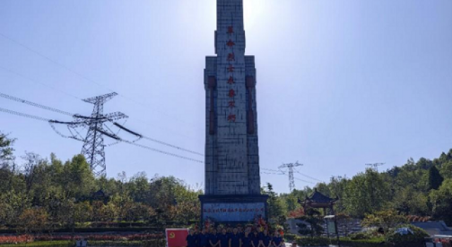 清明祭英烈、共鑄中華魂 -和襄高速第二駐地辦開展我們的節(jié)日--清明節(jié)祭掃烈士陵園活動