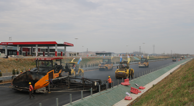 臨臨高速引進(jìn)長城天順SP2060-3攤鋪機(jī)施工路面