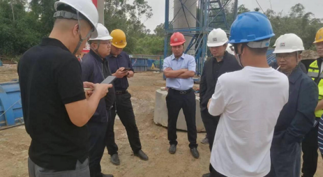 橫欽高速第三業(yè)代處領(lǐng)導(dǎo)到橫欽高速公路十三工區(qū)現(xiàn)場調(diào)研