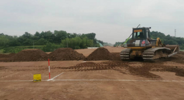 東泰咨詢和襄高速第二駐地辦監(jiān)理的三四五工區(qū)進(jìn)入路床施工