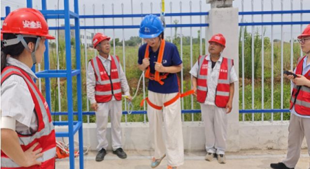 和襄高速第二駐地辦監(jiān)理人員深入安全體驗館，共筑安全防線