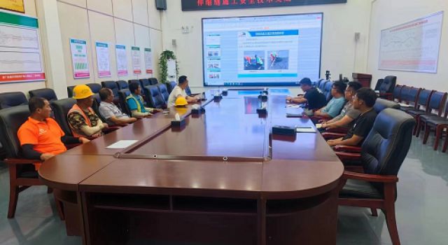 濟(jì)菏改擴(kuò)建施工二標(biāo)召開伸縮縫安裝安全技術(shù)交底會