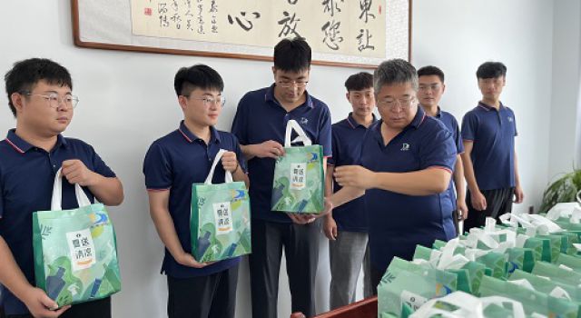 炎炎夏日送清涼，滴滴關(guān)愛入人心-安羅高速項(xiàng)目開展“夏送清涼情系一線”活動(dòng)