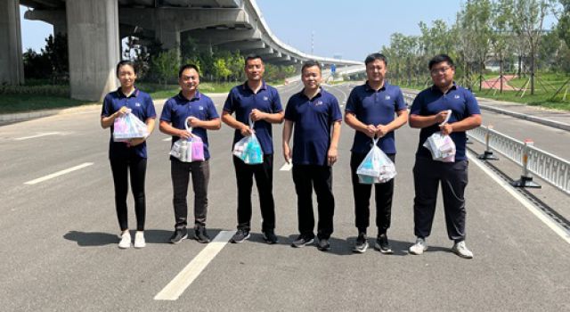 淄博快速路網工程寶山路項目總監(jiān)辦夏季送清涼